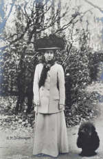 Victoria med Hund 1932 Victoria med Hund 1932