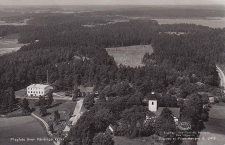 Flygfoto över Vårdinge Kyrka Flygfoto över Vårdinge Kyrka