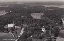 Flygfoto över Vårdinge Kyrka