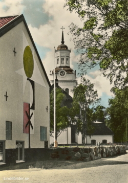 Orsa, Församlingshemmet  norra gavel och Kyrkan