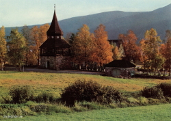Åre gamla kyrka, i bakgrunden Renfjället Åre gamla kyrka, i bakgrunden Renfjället