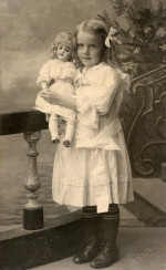 Nora Flicka med en docka 1909 Nora Flicka med en docka 1909
