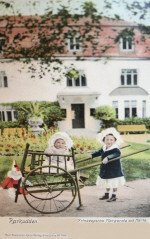 Märta och Margaretha leker med kärran på Parkudden 1903 Märta och Margaretha leker med kärran på Parkudden 1903