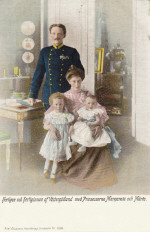Margaretha, Märtha, Mamma Ingeborg och Pappa Carl Margaretha, Märtha, Mamma Ingeborg och Pappa Carl