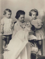 Désirée i famnen på mamma Sibylla, Birgitta och Margaretha Désirée i famnen på mamma Sibylla, Birgitta och Margaretha