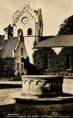 Bosjökloster Interiör av Borggården, med kyrkan