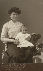 Eskilstuna Ateljefoto, mamma med barn Eskilstuna Ateljefoto, mamma med barn