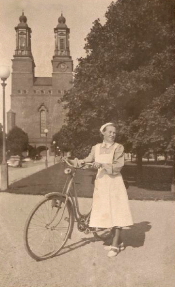 Eskilstuna, Dam med cykel framför kyrkan Eskilstuna, Dam med cykel framför kyrkan
