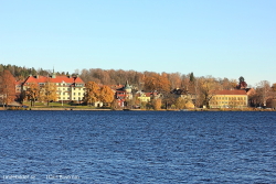 Strandpromenaden över sjön