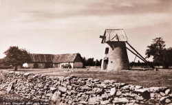 Fårö. Gammal gård och kvarn Fårö. Gammal gård och kvarn