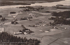 Flygfoto över Gusselby och sjön Rossvalen 1954