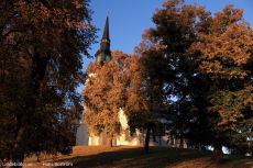 Lindesbergs Kyrka i höstmörkret