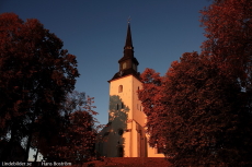 Lindesbergs Kyrka i höstmörkret