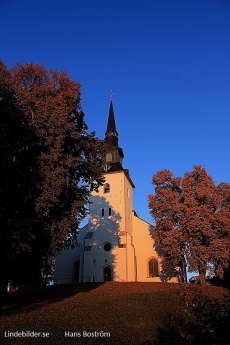 Lindesbergs Kyrka i höstmörkret