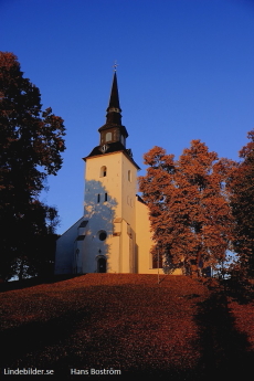 Lindesbergs Kyrka i höstmörkret