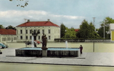 Nora, Torget med Bergslagsbrunnen