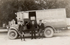 Eskilstuna, Buss med Chaufför, Passagerare och Konduktör 1925 Eskilstuna, Buss med Chaufför, Passagerare och Konduktör 1925