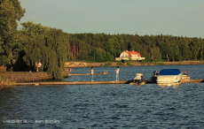 I Bakgrunden Brogården