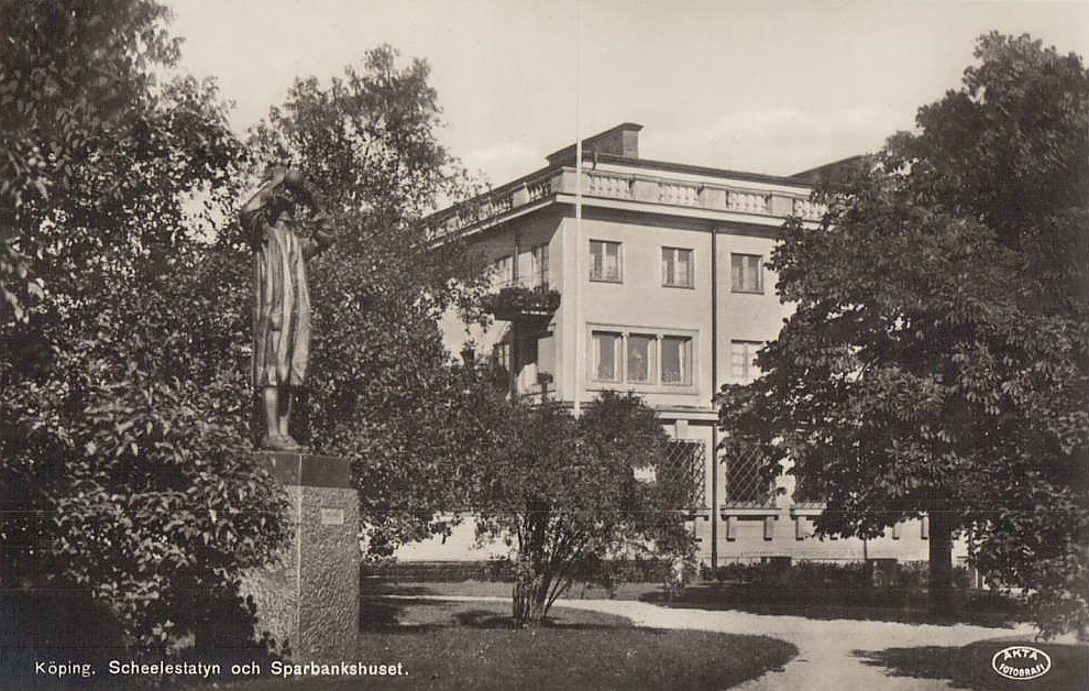 Köping Scheelestatyn och Sparbankshuset 1935