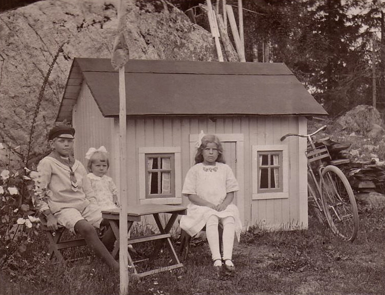 Lindesberg Tre barn i trädgården