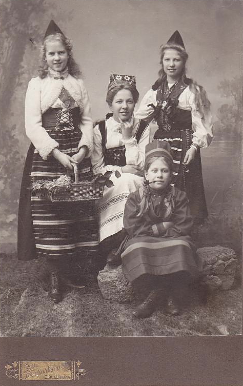 Eskilstuna Ateljefoto, Mamma med tre barn