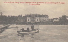 Motorbåten Glory från Smedjebacken passerar Handelsbolagets Brygga i Söderbärke