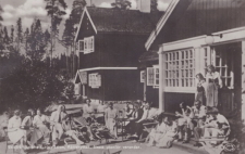 Borlänge , Skidfrämjandets Turiststation, Rämshyttan, Siesta utanför verandan Borlänge , Skidfrämjandets Turiststation, Rämshyttan, Siesta utanför verandan
