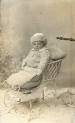 Nora Pojke på en släde 1913