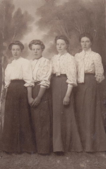 Sala Ateljefoto, Fyra Kvinnor 1909